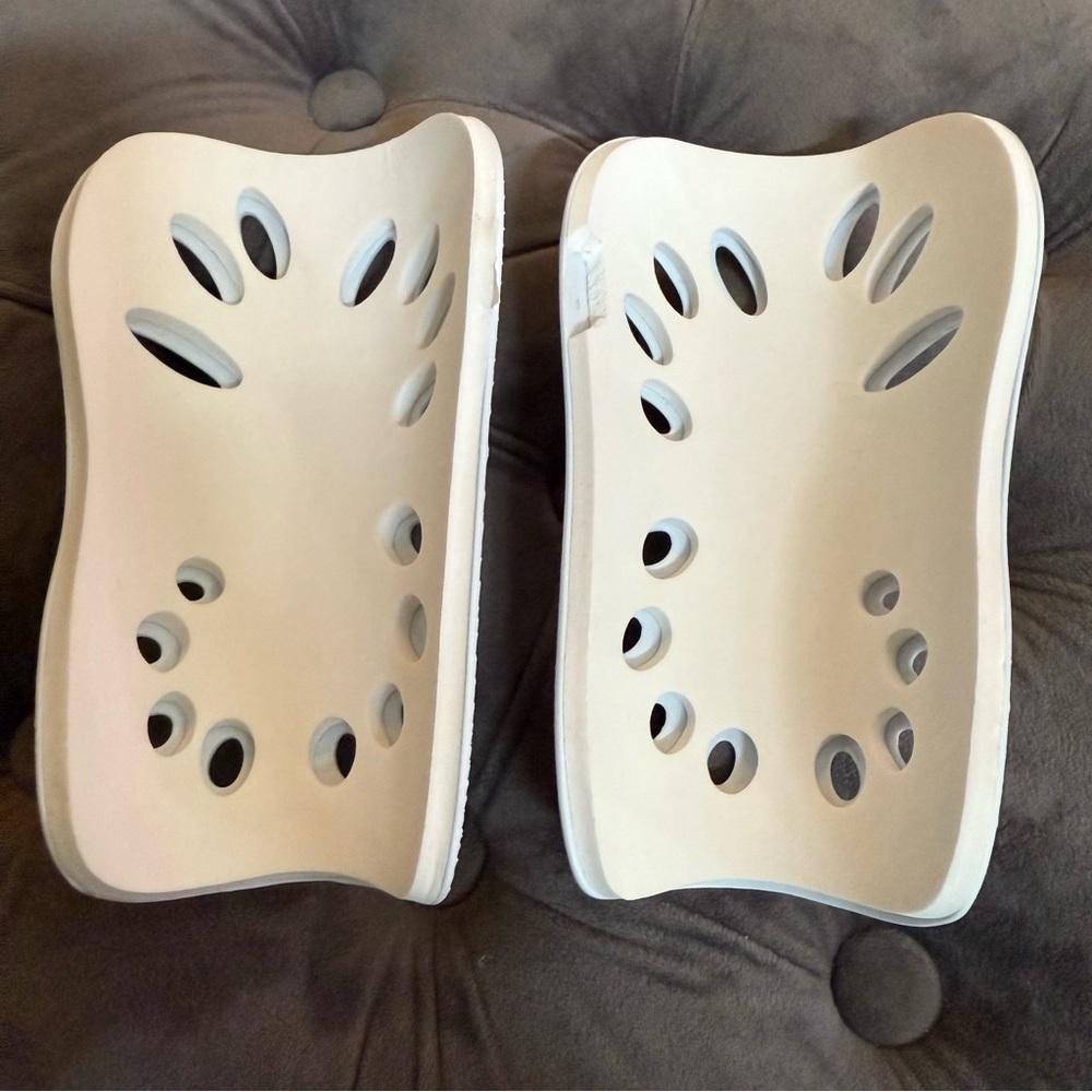 SOLD Nike Unisex Soccer Shield Shin Guards est L White 7” Ventilated Hard Shell - Picture 2 of 5